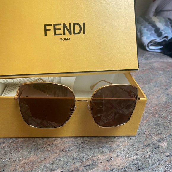 Fendi Baguette gold FF pattern sunglasses - worn twice in New Condition - Picture 2 of 14